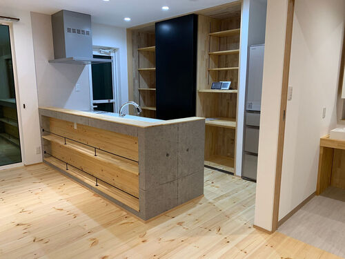 【キッチン】カウンターのコンクリート実はクロスを貼っています！背面には３枚扉でたくさん収納でき、来客時等は閉めてスッキリ見せれます。