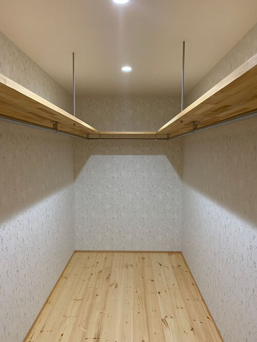 【クローゼット】コの字型で圧倒的な収納量！通路も狭すぎず快適に使えます。クローゼットの壁紙にもスヌーピーが！