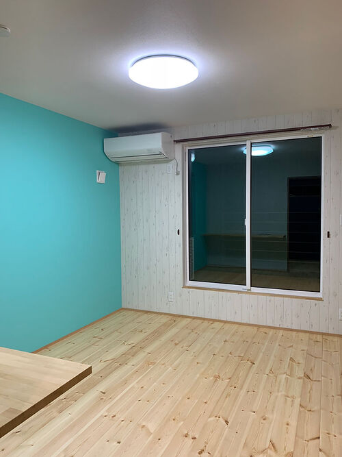 【部屋】水色の壁で爽やかなアクセントクロス。派手過ぎず落ち着いた空間になっています。