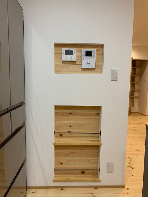 【ニッチ】スイッチニッチと、飾りや本棚としても使えるニッチを設けました。ニッチ内の壁はフローリングと合わせたデザインに！