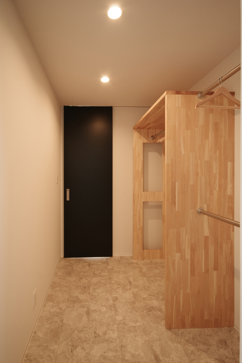 【ウォークスルークローゼント】細長い建物で廊下と兼用なクローゼット。  外出時や帰宅時に部屋に行くことなく、コートやバッグなどを取る・片付けることができ、ラクで時短にもなります。
