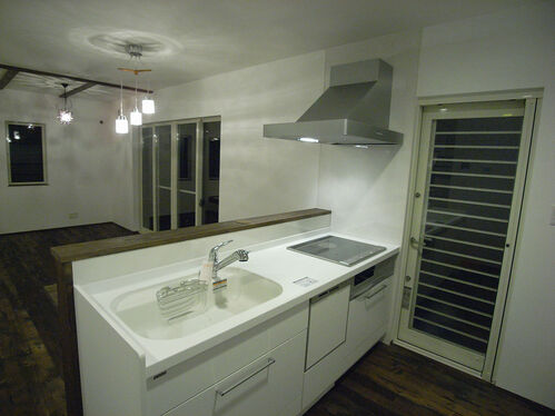 【キッチン】対面キッチンは既存のI型を利用してコストダウン。