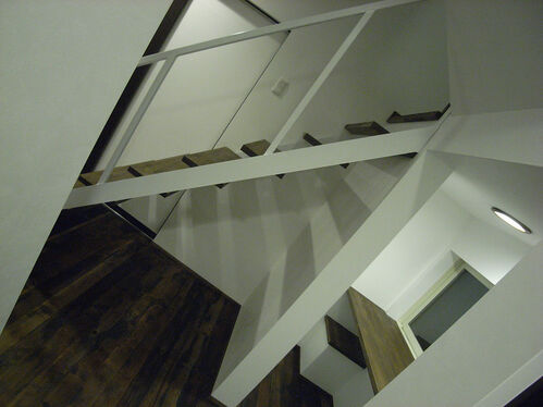 【階段】フレームは鉄骨で制作。