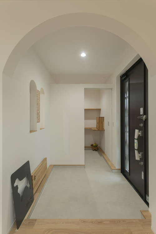 家中の出入り口にはアーチを多用！  お施主様のご要望で「犬小屋の入り口のような」を実現⭐