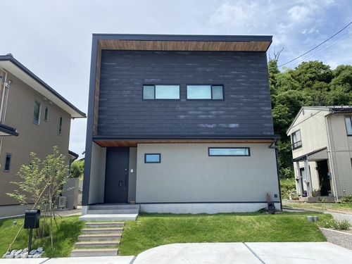 【外観】全体的にクールでるかっこいい印象ですが、温かみを感じ木目素材がアクセントになっている。