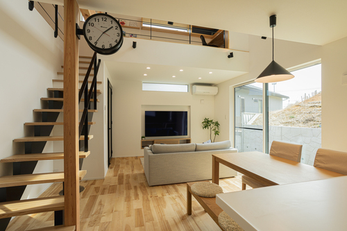 【LDK】吹き抜けのあるリビングからは光が入り、明るく全体を照らしてくれます。白を基調とした清潔感あふれる空間に仕上がりました。