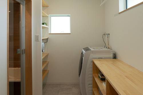 【ランドリールーム】洗う→干す→畳む→収納する。そしてアイロンも、その場で全てできちゃいます。