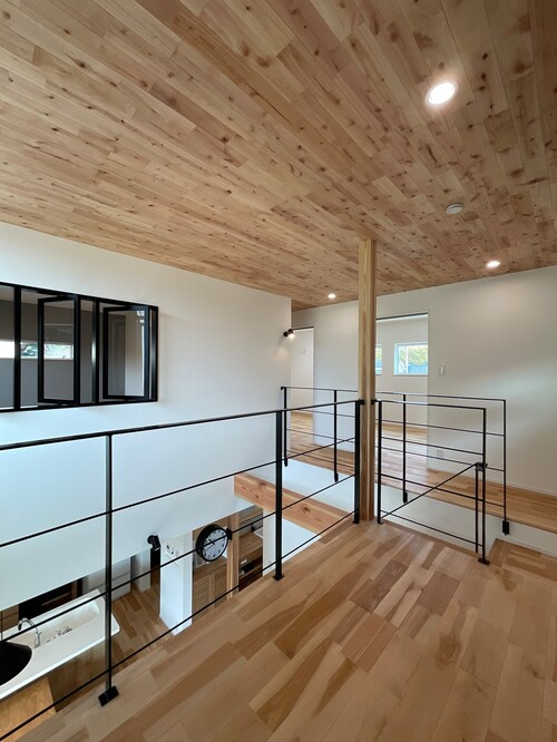 【2階ホール】３連の窓がおしゃれで素敵です！