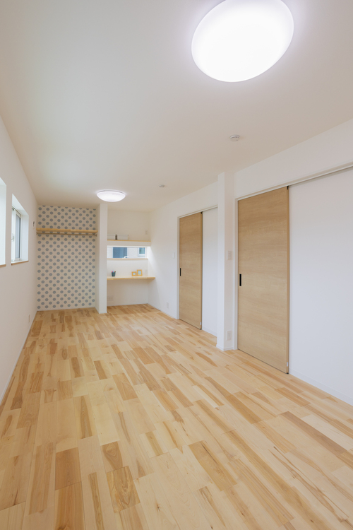 【子供部屋】吹き抜けに面した配置でリビングにいても近くに感じられます。成長に合わせて２部屋に仕切れるようになっています。