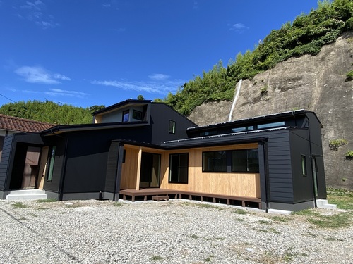 【外観】ガルバリウム鋼板で重厚感溢れる外観になりました。  知夫村の中でひときわ目を引くかっこいい仕上がりに！