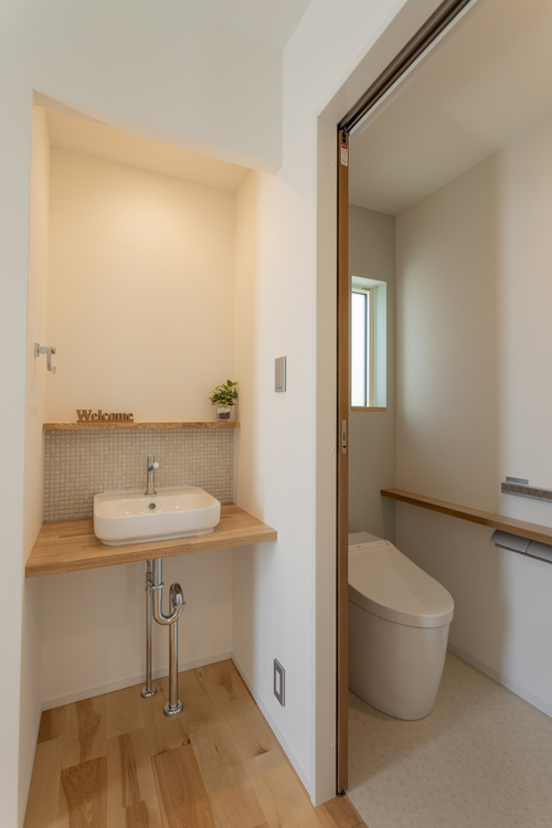 【水回り】玄関横にトイレと手洗い場が横並びになっており、帰宅してすぐに手を洗えて便利！  手洗い場のタイルは、おしゃれで清潔感の出る白をチョイス。