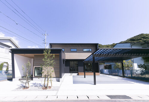 【外観】ガルバリウム鋼板と木目でコントラストをつけて​何年経っても色あせない重厚さを