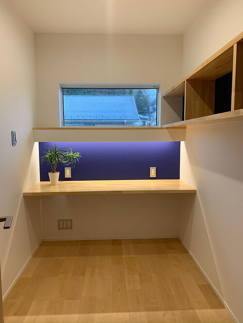 【書斎】間接照明をつけると、計算されたように照らされる素敵な空間に仕上がっています。