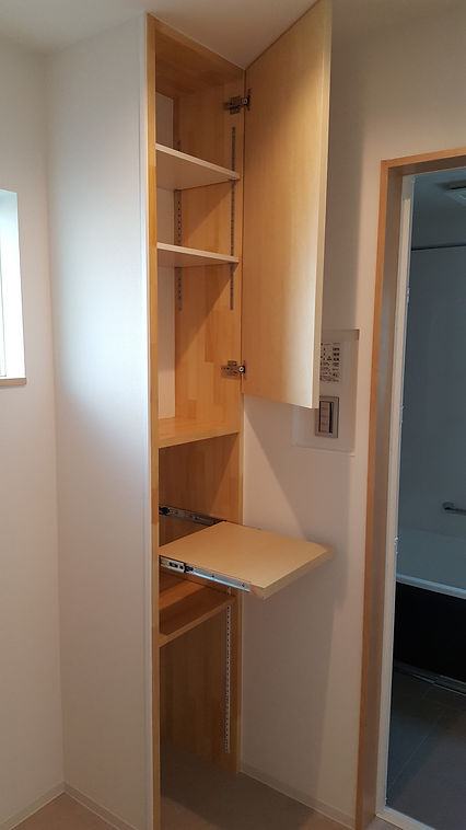 【収納棚】脱衣室に造作の収納棚を設けました。一部棚は、タオルが一枚ずつ取り出せる仕様になっています。