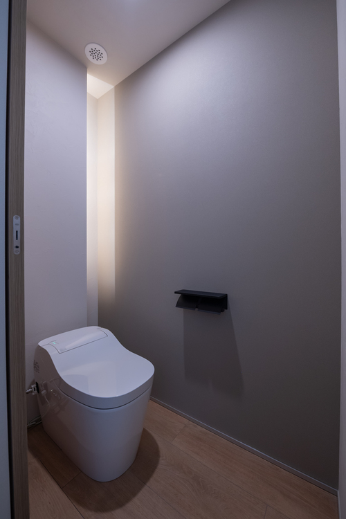 【1Fトイレ】背面の壁をふかし隠し収納で見た目スッキリ。間接照明がおしゃれなトイレに仕上がりました。