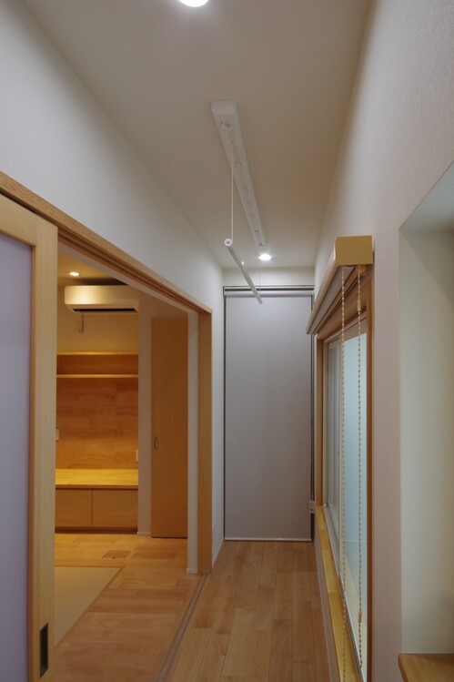 【2階廊下物干し】