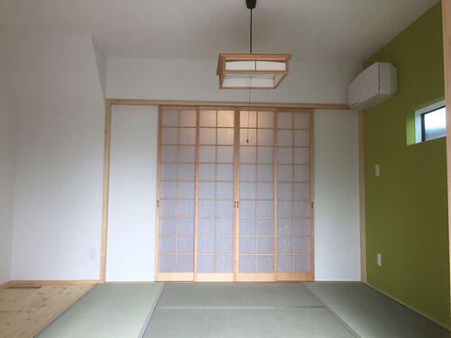 思い切ったライトグリーンのアクセントクロスで、メリハリのある和室に