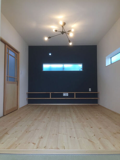 おしゃれな照明とアクセントクロスが室内を引き締めます 腰窓を横突き出し窓に変更し、プライバシーを守りながら明るい室内に