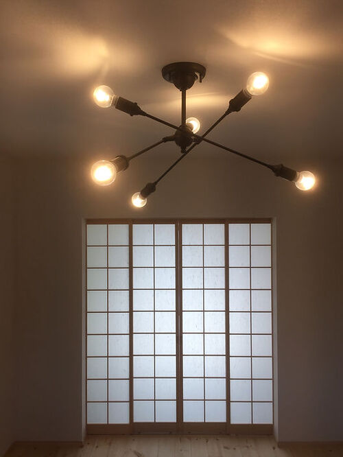 耐震性を上げるために、障子だった部分を一部壁にしました おしゃれな照明の似合う洋室に！