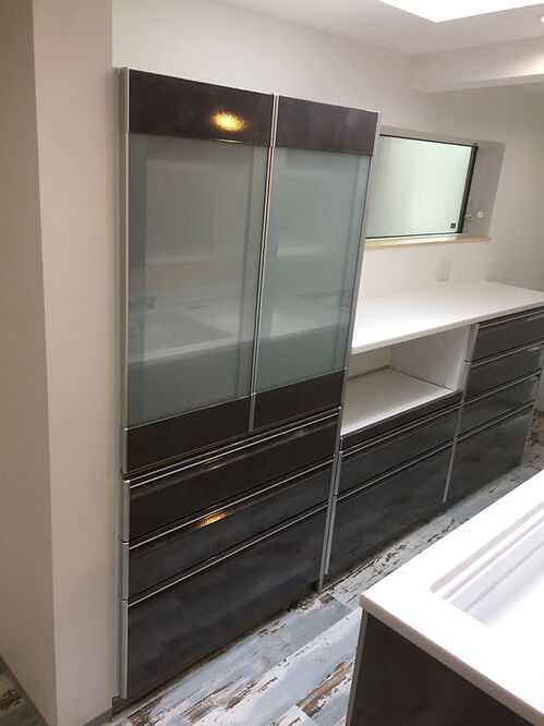 大容量のカップボードを設置！！ 食器も家電もすべてこちらにまとめて収納が出来ます 作業効率も上がります