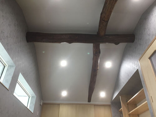 天井を取り、既存の梁を出してアクセントに