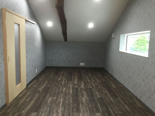 反対側は下がり天井になっています 元の形を活かして個性的なお部屋になりました 防音対策もしているので、大音量での音楽も楽しめます♪