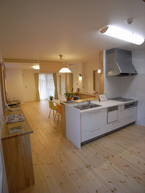 【LDK】リビングとダイニングの間にはロールスクリーンを設け、来客時など必要に応じて仕切れるようになっています。