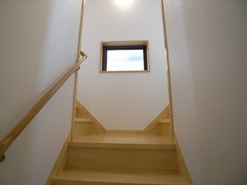 【階段】二手に分かれている！？珍しくてなんだかワクワクしませんか？窓からは光を取り込み、暗くならないよう配慮しました！