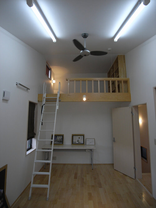 【部屋】必然的に高くなった小屋裏空間を利用してロフトを設けました。もちろん屋根断熱もしっかりしてあります。