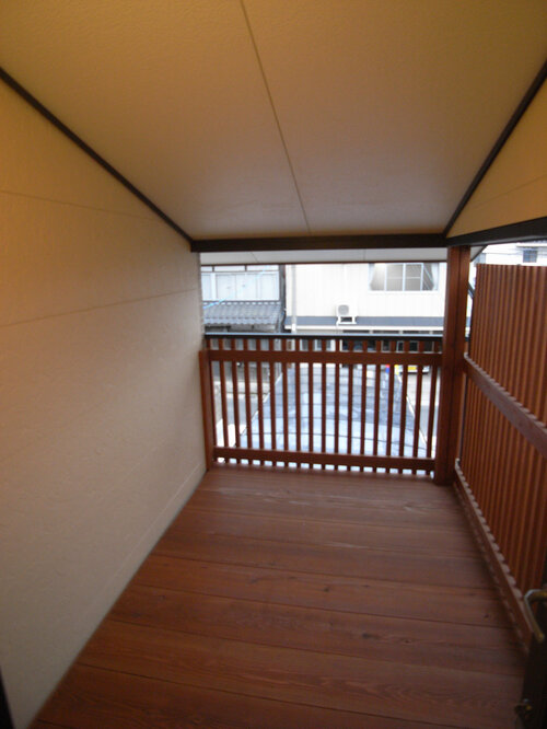 【ベランダ】服を干す時など格子が目隠しになり、外観のアクセントにもなります。