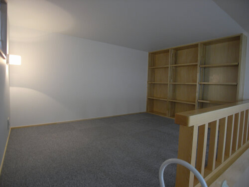 【ロフト】収納棚と床はタイルカーペットになっています。