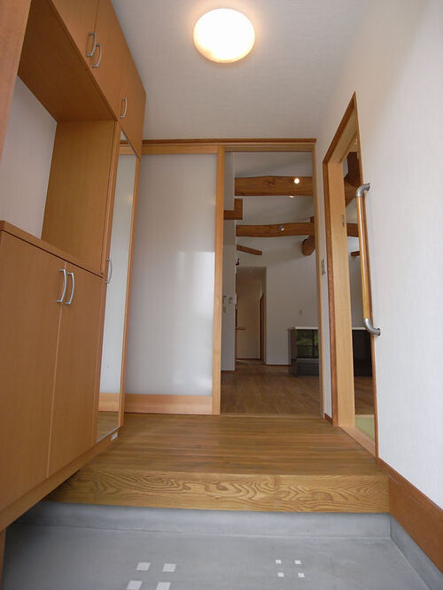 【玄関】玄関床の模様がアクセントに。手すりがあるとスムーズに上り下りできて安心。