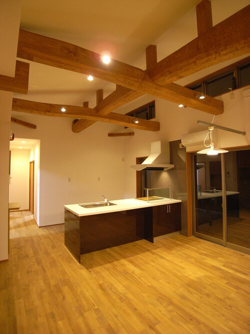 【LDK】平屋ならではの小屋裏空間。松の木の小屋梁が映えます。