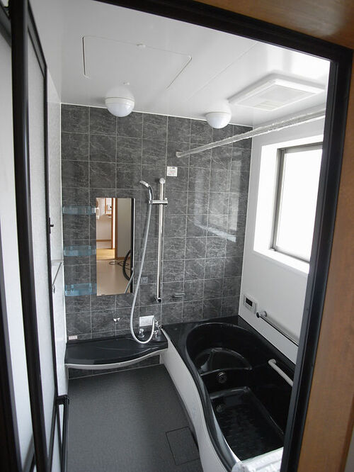 【バスルーム】モノトーンで仕上げ、おしゃれで洗練されたバスルーム。