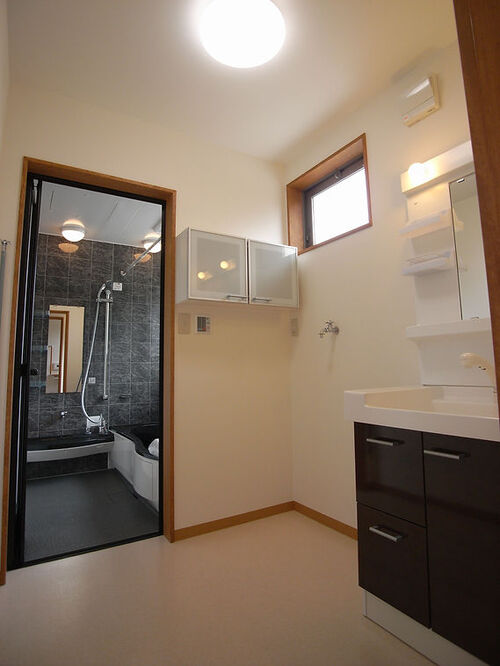 【ランドリールーム】バスルームとダークカラーで合わせ空間に統一感がでます。