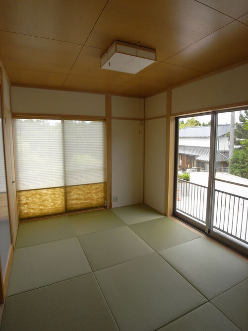 【和室】ダイニングに隣室したフチなし畳の和室。