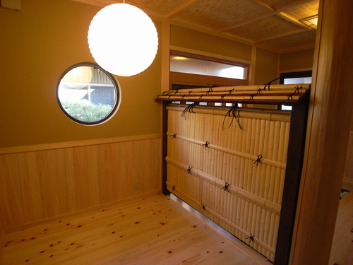 【玄関】庭で使う人工竹の竹垣でおもいっきり遊ばせていただきました。丸窓は外からも中からも和を感じられ、柔らかく温かい雰囲気に。