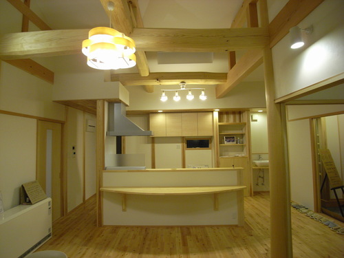 【キッチン】吊戸棚は背面に配置してスッキリ。