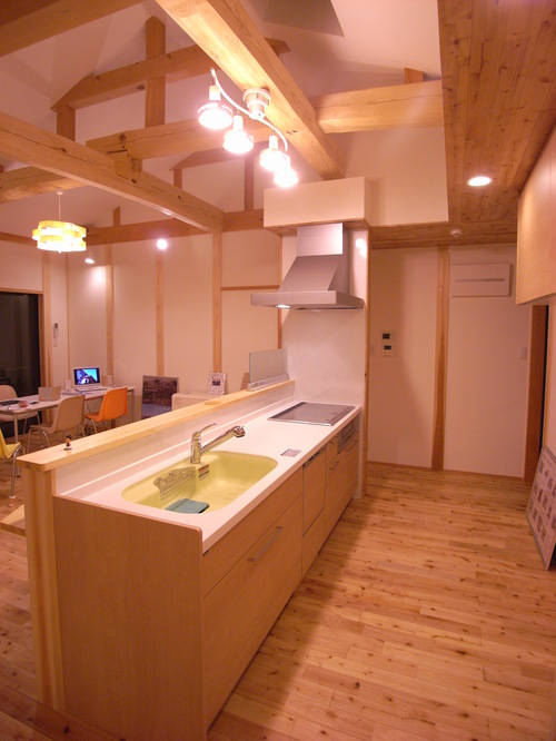 【キッチン】周りを一周できる家事楽動線になっています。