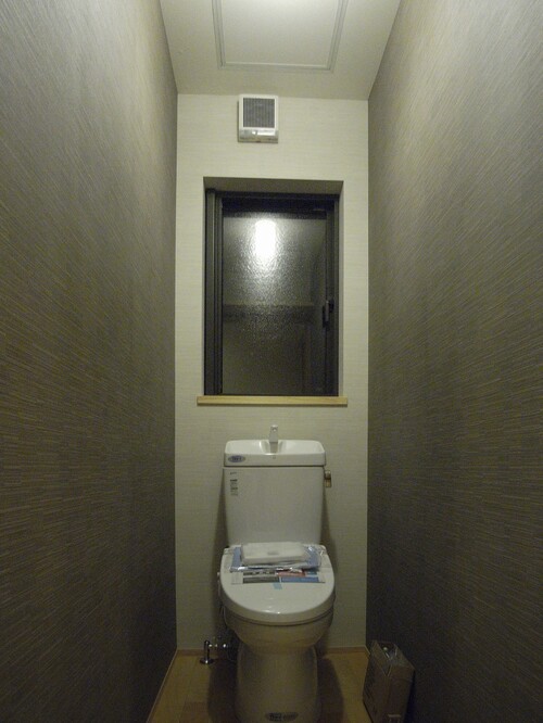 【トイレ】サイドの壁をシックな色に変えるだけでグッと高級感が増します。