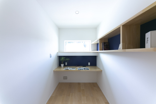 【書斎】ゆったりできる書斎空間。デスクと棚のクロスを青カラーで統一。