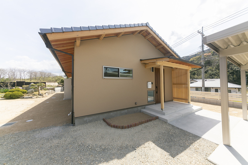 【外観】落ち着いた周りの景観と馴染みながらも重厚感のあるお家に仕上がりました。