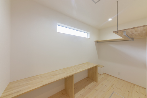 【ファミリークローゼット】使用する収納ケースに合わせて造作で棚を設けています。