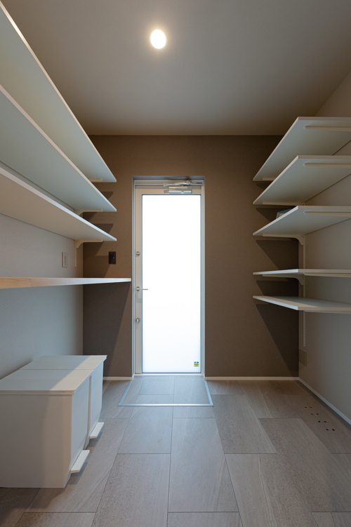 【パントリー】キッチンの奥にはパントリーと勝手口があり、便利な動線に！