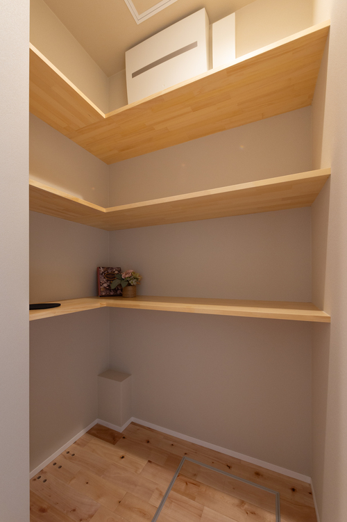 【収納】１F廊下に設けた書類棚。仕事の書類や子供のお便りなど、１カ所にまとめて置けると探す手間が省けてとっても便利です！来客時などは天井埋込のロールスクリーンで目隠し！