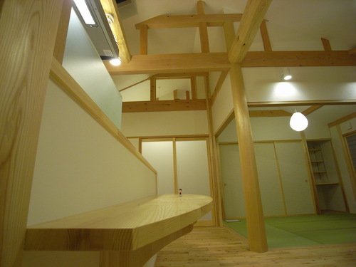 【キッチンカウンター】R型のカウンターは奥様のアイデア。みんなの顔が合わせやすく、通路の確保もできます！