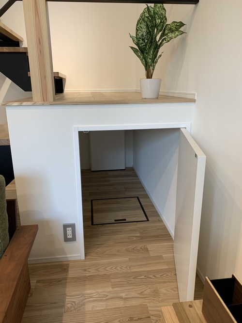 【階段下収納】踊り場のしたは収納スペースになっており、奥には蓄電池も収納しています。