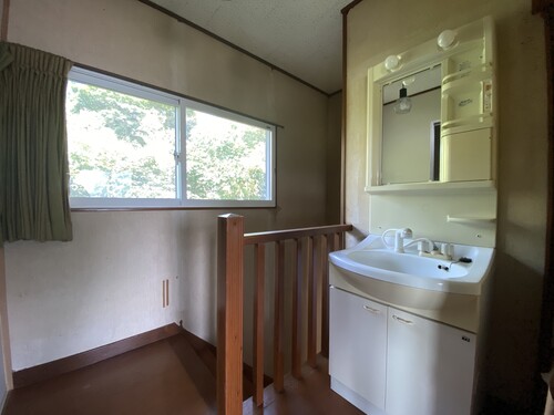 ホールに手洗い設置