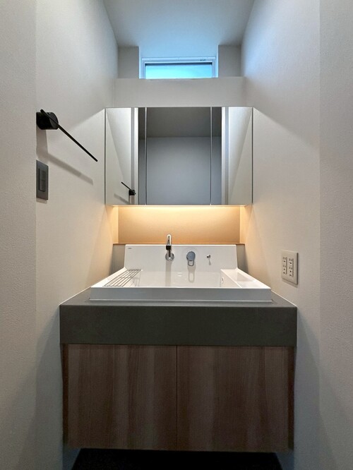 【洗面化粧台】鏡はミラタップ(旧サンワカンパニー)、洗面ボウルはLIXIL、カウンターはアイカのスタイリッシュカウンター。を組み合わせて完成させた使い勝手の良い洗面化粧台。