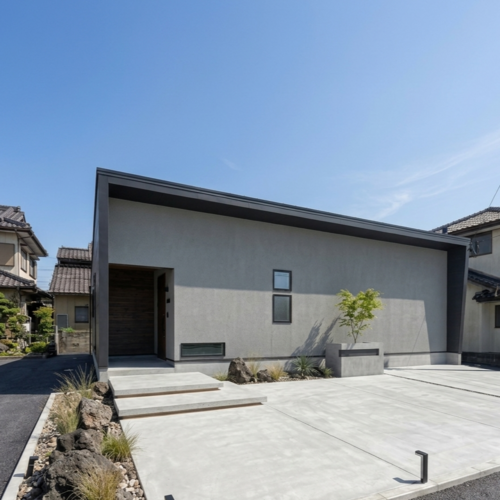 【外観】街並みに美しく馴染む、落ち着いた色合いの平屋。